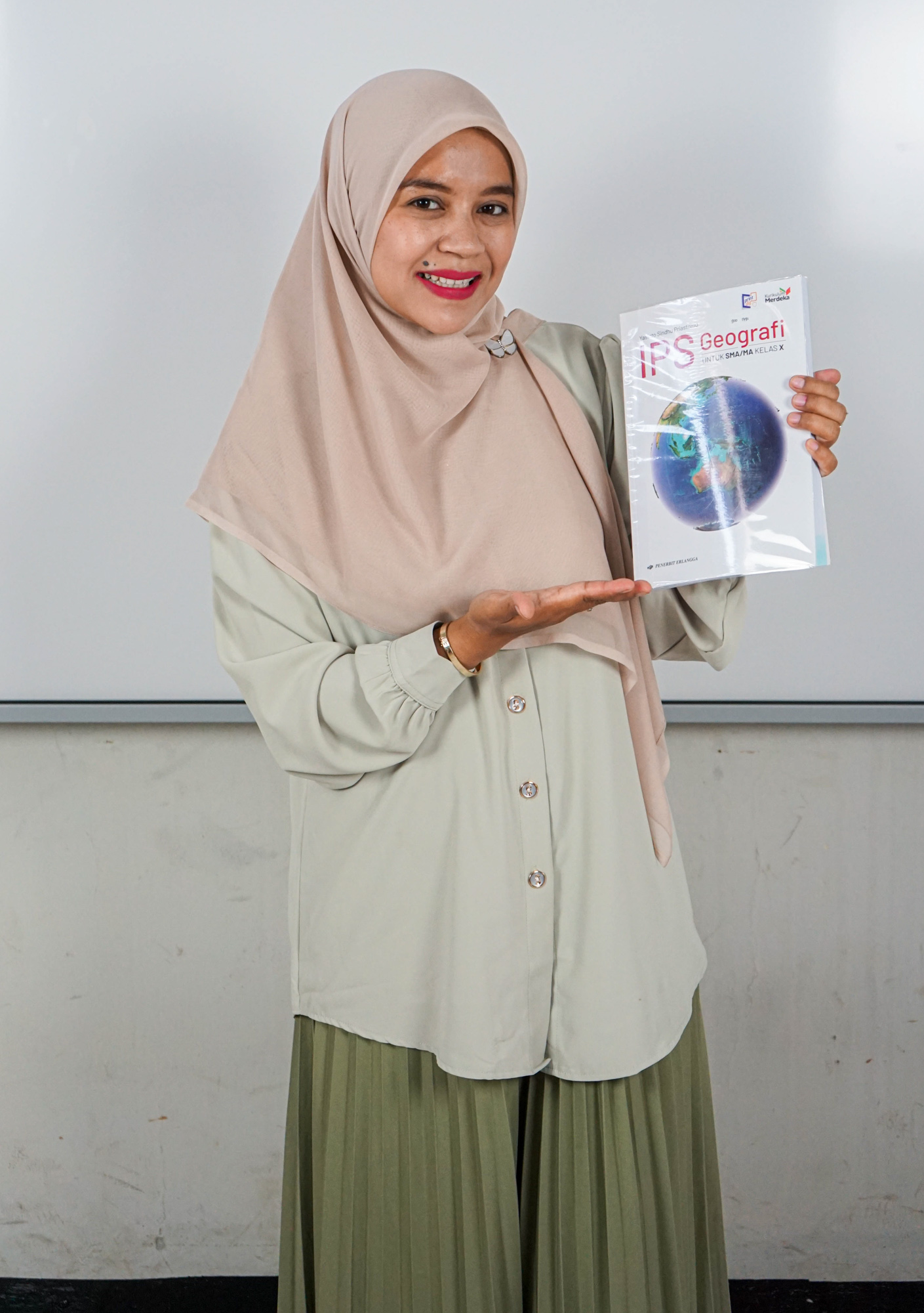 Bu Tina - Staff Name - SMAN 21 Bandung class 2025